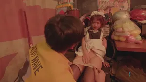 Anh ta đã quan hệ tình dục với một cô gái giả gái mà không dùng bao cao su trong lúc say rượu và chửi bới cô ấy, điều này khiến mọi người cảm thấy buồn vào cuối phim! Khuôn mặt hơi hở