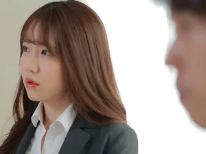 Em gái dễ thương mắt to mặt mới khoe mặt và quan hệ với người phụ nữ ở trên mà không dùng bao cao su, đập mạnh và lồn hồng, siêu nhiều góc độ