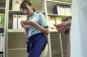 Rei là một cô nhân viên làm...