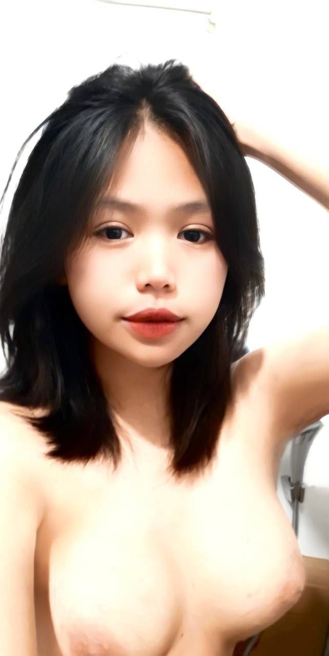 Gặp gỡ một cô gái lai ngực khủng 3P...